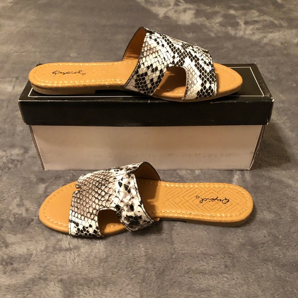 Qupid  Slides / Sandals- New in Box,  Size: 6 - Picture 5 of 7